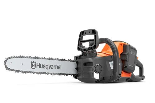 Pilarka akumulatorowa Husqvarna 242i w kolorze pomarańczowym z szarymi detalami, widoczna z boku. Posiada długi, metalowy łańcuch oraz ergonomiczny uchwyt. Na obudowie umieszczone logo Husqvarna. Produkt stoi na stabilnej powierzchni.