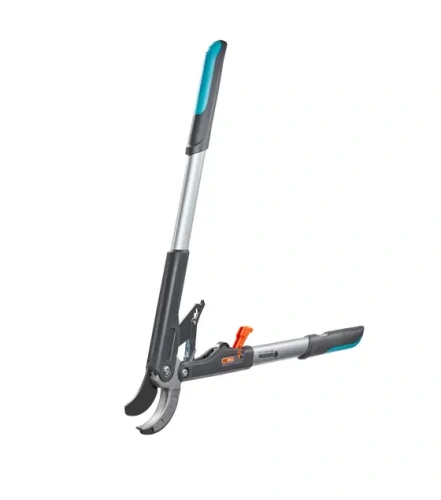 Nożyce ddo gałęzi Comfort SmartCut Gardena w niebieskim kolorze z pomarańczowym przyciskiem. Metalowe ostrza do precyzyjnego cięcia i ergonomiczny uchwyt zapewniają wygodę użytkowania.