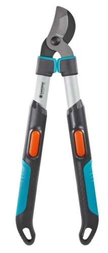 Nożyce do gałęzi TeleCut 520-670B Gardena w niebieskim kolorze z pomarańczowym przyciskiem. Metalowe ostrza do precyzyjnego cięcia i ergonomiczny uchwyt zapewniają wygodę użytkowania.