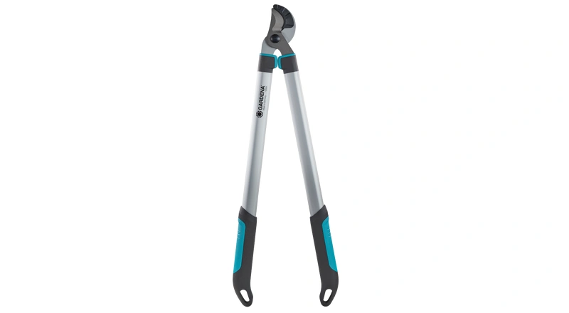 Nożyce do gałęzi  EasyCut 680A Gardena w niebieskim kolorze. Metalowe ostrza do precyzyjnego cięcia i ergonomiczny uchwyt zapewniają wygodę użytkowania.