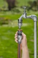 Szybkozłącze Premium 19 mm G 3/4" Gardena, z widocznymi uchwytami do łatwego montażu. Widoczne przy użyciu razem z wężem,