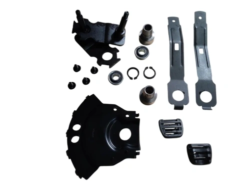 Regulator kosiarki LC 353AWD Husqvarna w kolorze czarnym, zawierający metalowy element oraz cztery rolki. Elementy rozłożone na białym tle, w tym śruby i podkładki. Widoczne detale mocowania i struktura materiału.