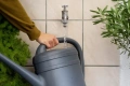 Przyłącze kranowe 33,3 mm G 1" Gardena, podłączone bezpośrednio do kranu, pokazane w codziennym użytkowaniu.