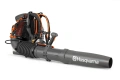 Dmuchawa Husqvarna 590BTS z ergonomiczną rączką. Widoczne elementy sterujące oraz zewnętrzna osłona w ciemnym kolorze. Kąt ujęcia pokazuje detale mocowania i fakturę materiału. Tło jednolite, neutralne.