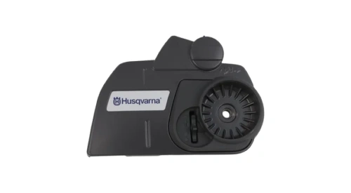 Zespół hamulca/pokrywa sprzęgła pilarki Husqvarna 450e/445e w kolorze czarnym. Widoczny detal koła hamulca oraz logo Husqvarna. Produkt leży na białym tle, pokazany z boku, z wyraźnymi liniami i kształtem, bez dodatkowych akcesoriów.