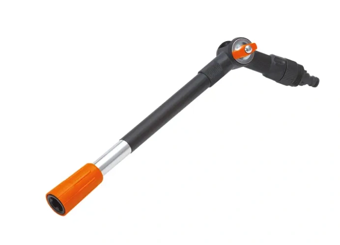 Przedłużka do trzonka przepływowego Cleansystem Gardena, srebrno-czarno-pomarańczowy, prosty, długi, z zagiętym uchwytem i blokadą, frontowo na jednolitym tle, do narzędzi ogrodowych.