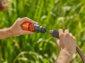 Przyłącze z zaworem regulacyjnym 3/4" Gardena, złącze widoczne w użyciu przy montażu na wąż.