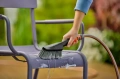 Szczotka ręczna miękka S Cleansystem Gardena z czarnym włosiem, ustawiona w poziomie. Materiał rączki plastikowy, a włosie syntetyczne, przeznaczona do sprzątania wnętrz. Widoczna w użyciu.