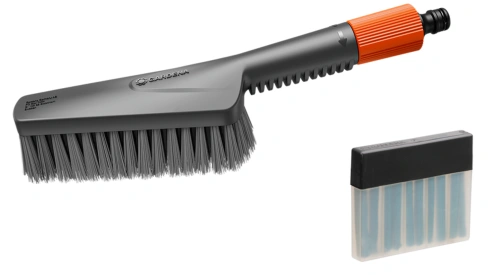 Szczotka ręczna miękka S Cleansystem Gardena z czarnym włosiem, ustawiona w poziomie. Materiał rączki plastikowy, a włosie syntetyczne, przeznaczona do sprzątania wnętrz. Tło białe, podkreślające walory produktu.