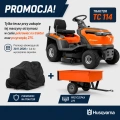 Promocja traktor TC 114. Widoczny  czarny pokrowiec na traktor oraz przyczepka pomarańczowa husqvarna 275 dodawana w gratisie