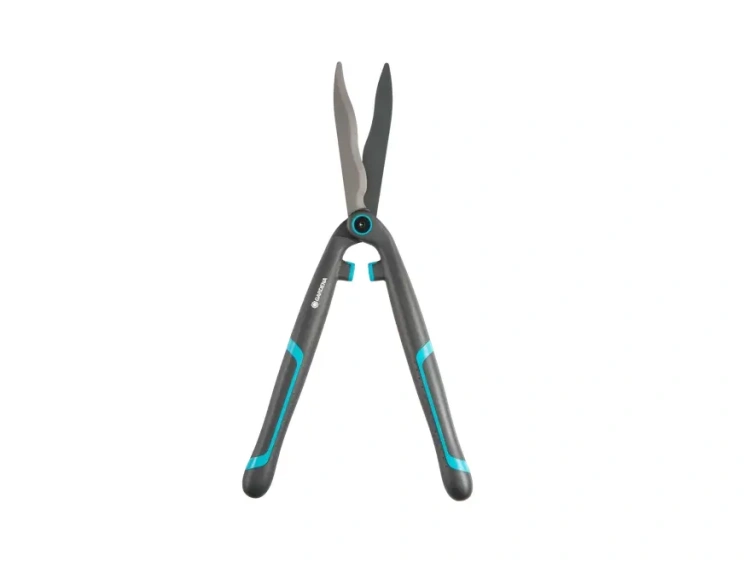 Nożyce do żywopłotu EasyCut Gardena w niebieskim kolorze z pomarańczowym przyciskiem. Metalowe ostrza do precyzyjnego cięcia i ergonomiczny uchwyt zapewniają wygodę użytkowania.