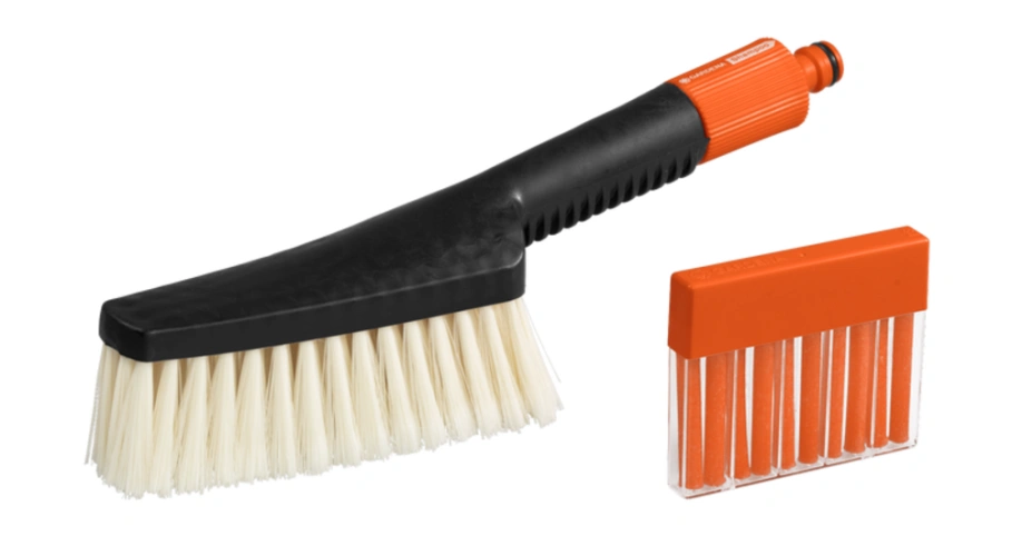 Zestaw do mycia Cleansystem Gardena z jasnym włosiem, ustawiona w poziomie. Materiał rączki plastikowy, a włosie syntetyczne, przeznaczona do sprzątania wnętrz. Tło białe, podkreślające walory produktu.