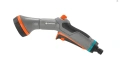 Comfort pistolet zraszający Gardena z ergonomicznym uchwytem i okrągłą końcówką. Widok z boku, stojący, z widocznymi elementami mocującymi na jednolitym tle podkreślającym nowoczesny design.