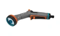 Comfort pistolet zraszający Gardena z ergonomicznym uchwytem i okrągłą końcówką. Widok z boku, stojący, z widocznymi elementami mocującymi na jednolitym tle podkreślającym nowoczesny design.