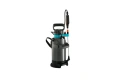 Opryskiwacz ciśnieniowy Gardena EasyPump 5L w kolorze czarnym z niebieskimi akcentami. Stojący, z ergonomiczną rączką, wężem i lance do oprysku. Widoczny logo Gardena na korpusie. Przeznaczony do aplikacji płynnych substancji w ogrodzie.