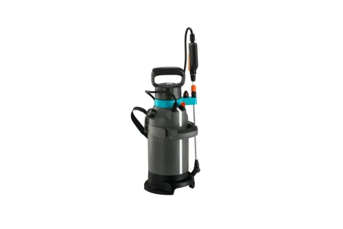 Opryskiwacz ciśnieniowy Gardena EasyPump 5L w kolorze czarnym z niebieskimi akcentami. Stojący, z ergonomiczną rączką, wężem i lance do oprysku. Widoczny logo Gardena na korpusie. Przeznaczony do aplikacji płynnych substancji w ogrodzie.