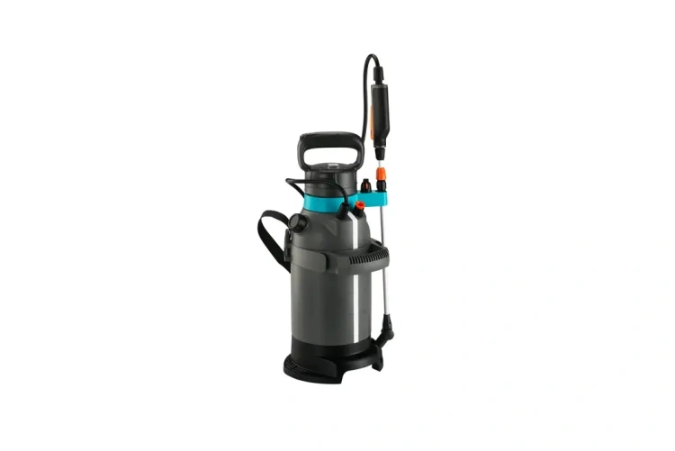 Opryskiwacz ciśnieniowy Gardena EasyPump 5L w kolorze czarnym z niebieskimi akcentami. Stojący, z ergonomiczną rączką, wężem i lance do oprysku. Widoczny logo Gardena na korpusie. Przeznaczony do aplikacji płynnych substancji w ogrodzie.