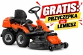 Traktorek ogrodowy Rider R 214TC Husqvarna w kolorze pomarańczowym z szerokim zestawem tnącym Combi 94 cm. Ujęcie z boku, produkt stojący na czterech kołach, widoczne logo Husqvarna na obudowie oraz ergonomiczne siedzisko.