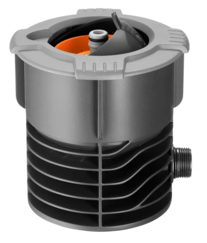 Puszka poboru wody 8250-20 Gardena w kolorze czarnym z pomarańczowymi akcentami. Produkt widoczny z boku, z otwartą górną częścią, ukazującą wirnik wewnętrzny. Charakterystyczne przetłoczenia na korpusie oraz gwint z boku służący do montażu.