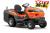Traktor Husqvarna TC 215T w pomarańczowym kolorze, z ergonomicznym siedzeniem, dużymi kołami, widok z boku na deskę rozdzielczą i logo, solidna konstrukcja z systemem koszenia, idealny do ogrodu.