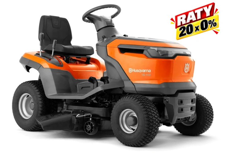 Traktor Husqvarna TS112 w kolorze pomarańczowym z szaro-czarnym wykończeniem. Ujęcie z boku ukazuje siedzenie oraz kierownicę. Duże, teksturowane koła z bieżnikiem. Widoczne logo Husqvarna na bocznej obudowie. Stojący na płaskiej powierzchni.