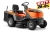 Pomarańczowy traktor Husqvarna TC 112 z szaro-czarnymi elementami, boczne ujęcie. Widoczne siedzenie, kierownica oraz tylny zbiornik na trawę. Duże opony, uproszczona konstrukcja.