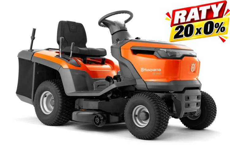 Pomarańczowy traktor Husqvarna TC 112 z szaro-czarnymi elementami, boczne ujęcie. Widoczne siedzenie, kierownica oraz tylny zbiornik na trawę. Duże opony, uproszczona konstrukcja.