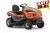Traktor TS 215T Husqvarna w kolorze pomarańczowym z ciemnoszarymi detalami. Ujęcie z boku, ukazujące siedzisko oraz kierownicę. Widoczne logo Husqvarna, duże, trwałe opony. Produkt stojący na prostym tle, bez dodatkowych elementów.