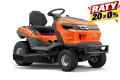 Traktor TS 217T Husqvarna w kolorze pomarańczowym z czarnymi akcentami. Z boku, z widoczną kierownicą, siedzeniem oraz panelami sterującymi. Duże koła z bieżnikiem, niska platforma do zarządzania ogrodem. Wzmocniona konstrukcja z logo Husqvarna.