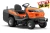 Traktor TC 220T Husqvarna w kolorze pomarańczowym z czarnymi akcentami. Stojący, z widocznym siedzeniem i kierownicą. Kąt ujęcia z boku ukazuje podwójne koła oraz funkcjonalny zbiornik. Logo Husqvarna na masce, wyraźne detale na obudowie.