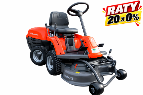 Rider R 112C5 Husqvarna w kolorze pomarańczowym, zaprezentowany z przodu. Posiada siedzisko, dwa przednie i dwa tylne koła. Wyposażony w szeroką, okrągłą podstawę Combi 85, przeznaczony do koszenia. Na kierownicy widoczny uchwyt.