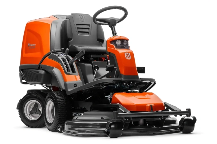 Rider RC 320Ts AWD Husqvarna w kolorze pomarańczowym i czarnym, z siedziskiem, widok frontalny. Posiada kierownicę, dźwignie do sterowania oraz dużą podstawę z systemem tnącym. Koła terenowe dla lepszej trakcji. Idealny do ogrodów.