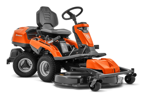 Rider R 316TX AWD Husqvarna w kolorze pomarańczowym z siedziskiem, wyposażony w centralnie umieszczoną jednostkę koszącą z metalową obudową. Widok z boku, produkt stoi na dużych kołach z bieżnikiem. Widać wyświetlacz na konsoli sterującej.