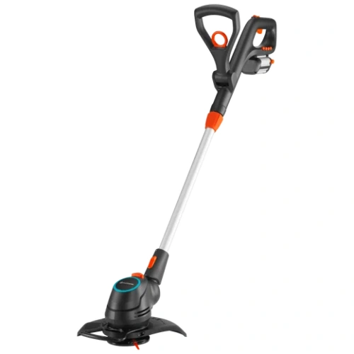 Podkaszarka akumulatorowa ComfortCut Gardena w kolorze czarnym i pomaranczowymi elementami, o smukłej, ergonomicznej rączce. Ujęcie frontalne, produkt stoi na podłożu. Widoczny mechanizm tnący u podstawy. Bez dodatkowych akcesoriów w tle.