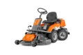 Pomarańczowo czarny Rider R 216Ts AWD Husqvarna, widoczne białe logo Husqvarna, pomarańczowe wstawki, czarny fotel, duże opony, układ tnący.