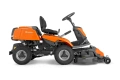 Pomarańczowo czarny Rider R 216Ts AWD Husqvarna, widoczne białe logo Husqvarna, pomarańczowe wstawki, czarny fotel, duże opony, układ tnący. Widok z boku.