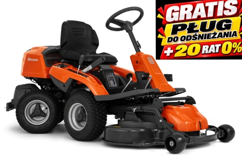 Traktorek ogrodowy Rider R 214TC Husqvarna w kolorze pomarańczowym z szerokim zestawem tnącym Combi 94 cm. Ujęcie z boku, produkt stojący na czterech kołach, widoczne logo Husqvarna na obudowie oraz ergonomiczne siedzisko.