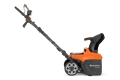 Odśnieżarka akumulatorowa ST143i Husqvarna, widok boczny, logo i napis Husqvarna w kolorze białym, widoczna dźwignia hamulca.