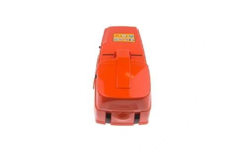 Pokrywa cylindra pilarki Husqvarna 395XP w intensywnym pomarańczowym kolorze, z logo Husqvarna na górze. Widok frontalny, produkt w pozycji stojącej. Widoczne symbole. Gładka faktura, bez widocznych detali teksturowanych.