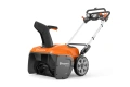 Odśnieżarka akumulatorowa ST253i Husqvarna, widok boczny, logo i napis Husqvarna w kolorze białym, widoczna dźwignia hamulca.