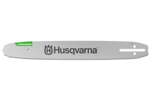 Prowadnica X-Precision 10 cali; w kolorze srebrnym, z widocznym logo Husqvarna. Ujęcie z boku, produkt leży na płaskiej powierzchni. Dwa otwory do mocowania, wyraźny napis X-Precision na końcu. Bez widocznych uszkodzeń, gładka powierzchnia.