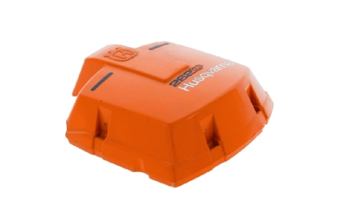 Pokrywa filtra pilarki 262XP/261/262XPH Husqvarna , pomarańczowa, plastikowa, prostokątna z wypukłym logo. Widać naklejke z logo oraz nazwą modelu pilarki. Ujęcie frontalne na jednolitym tle, widoczne detale i mocowania.