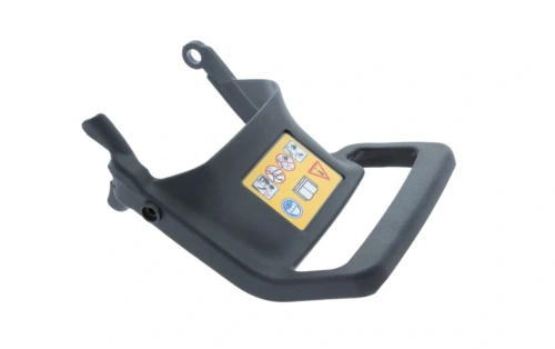 Dźwignia hamulca pilarki 2065/2165 Husqvarna w odcieniu czerni. Produkt widoczny z góry, leżący. Element z wystającą końcówką do mocowania. Dostrzegalne wycięcia wzdłużnej części. Materiał plastikowy, gładki. Widoczne oznaczenia i napisy na etykiecie.