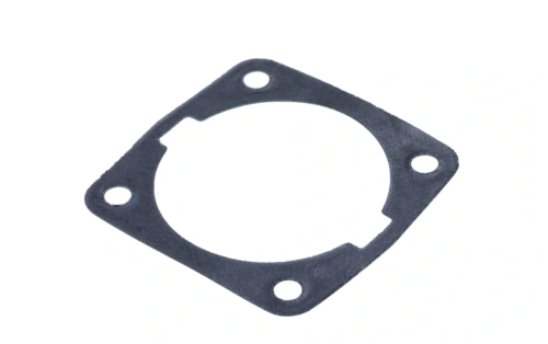 Uszczelka cylindra pilarki 246/42 Husqvarna w kształcie kwadratu z okrągłym wycięciem. Wykonana z czarnego, teksturowanego materiału, z otworami mocującymi. Ujęcie z boku, ukazujące jej krawędzie, na białym tle.