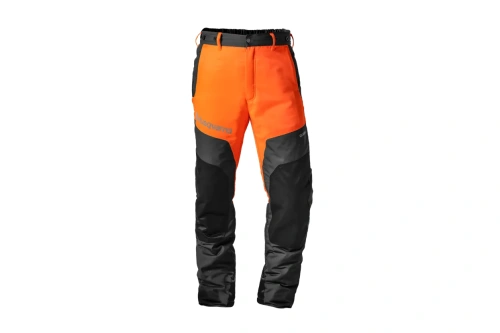 Spodnie antyprzecięciowe Husqvarna Classic w kolorze pomarańczowym. Spodnie wykonane z wysokiej jakości materiałów, odpornych na przecięcie. Widok z przodu.