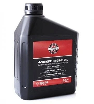 SAE-30 Olej do kosiarek Briggs Stratton w czarnej butelce o pojemności 1,4 L. Etui z czerwonym i białym nadrukiem zawiera informacje o zastosowaniu oraz specyfikacji. Butelka o kształcie prostokątnym, stojąca, z czarną nakrętką.