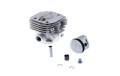 Cylinder pilarki Husqvarna 372XP,362XP / Jonsered 2163,2171 w kolorze szarym, z metalowym tłokiem. Z przodu widoczne otwory montażowe. W komplecie mały zawór, tulejka i pierścień. Elementy ułożone na białym tle.