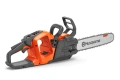 Pilarka akumulatorowa Husqvarna 440i w kolorze pomarańczowym z szarymi elementami, w ujęciu bocznym. Widoczna łańcuchowa układanka z logo Husqvarna, ergonomiczny uchwyt oraz przycisk uruchomienia. Produkt leży na ciemnym tle.