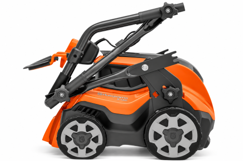 Kompaktowy wertykulator  akumulatorowy S138i Husqvarna na białym tle, pomarańczowy z szaro-czarnymi detalami, podwójne koła, ergonomiczny uchwyt, obudowa z tworzywa, z systemem akumulatorowym.
