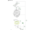 Pierścień tłoka pilarki Husqvarna 555, 560XP/G, 562XP/G, zielony element, okrągły kształt, umieszczony wokół tłoka. Widok z boku, w pozycji leżącej, obok innych części silnika. Widoczne detale, takie jak gładka faktura. Tło jasne, proste.